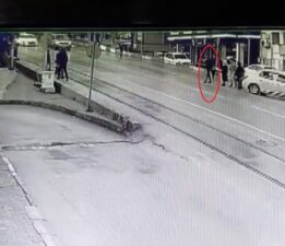 Karayolundan karşıya geçen vatandaşın ölümden döndüğü anlar