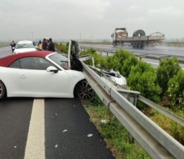 Bursa’da otomobil bariyerlere saplandı!