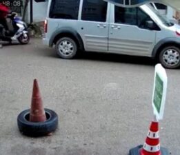 Yolda gördükleri motosikleti 1 dakikada böyle çaldılar