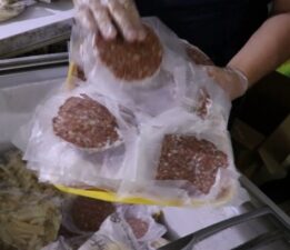 Etleri çamaşır suyu ile yıkayıp müşterilere yedirdiler