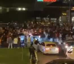 Bursa’da otomobil kutlama yapan taraftarların arasına daldı!