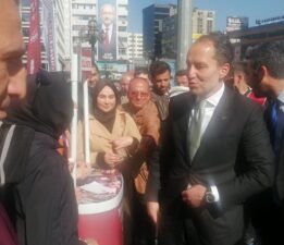 Rozetini Genel Başkan Fatih Erbakan taktı