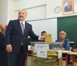 Bakan Varank Bursa’da sandık başına geçti