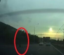 Bursa’da yolun ortasına atlayan şahsa araç çarptı