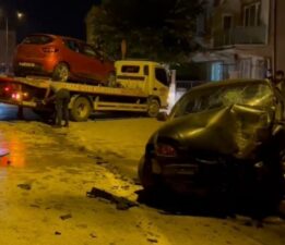 Bursa’da iki otomobil kafa kafaya çarpıştı