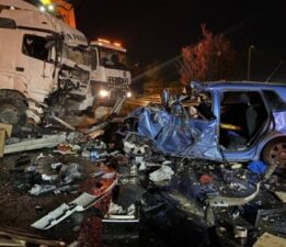 TIR otomobilin üzerine devrildi