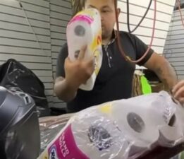 Depremzedeler için bağışlanan ürünleri markette sattılar