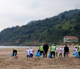Bursa’da gönüllüler sahildeki atıkları topladı