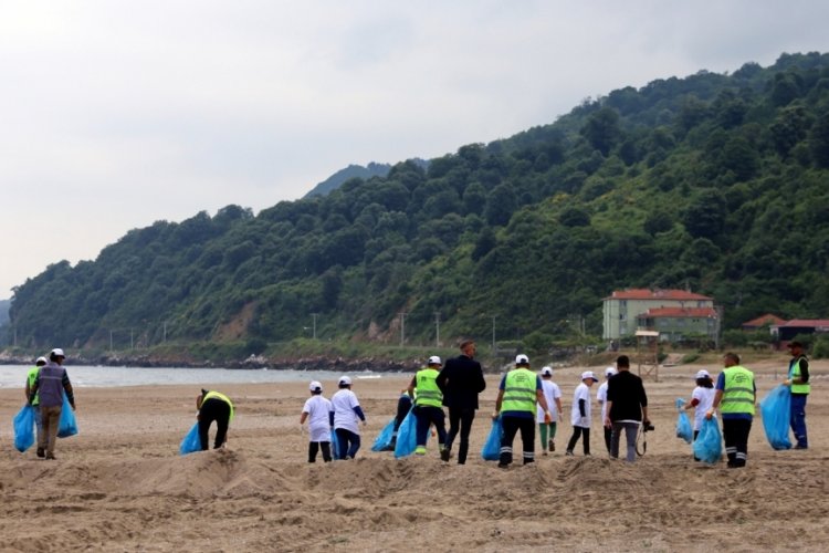Bursa’da gönüllüler sahildeki atıkları topladı