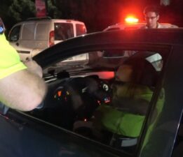 Direksiyon başında alkollü yakalandı, içmeye devam etti