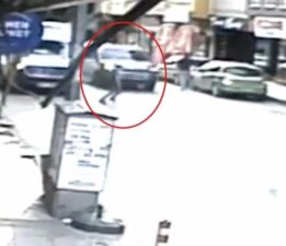 Karşı yola geçmeye çalışan çocuğa otomobil çarptı