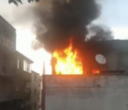 2 katlı evin çatı katında yangın çıktı