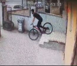 Bisiklet hırsızı kameralara yakalandı