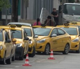 Taksiciler uzun kuyruklar oluşturdu