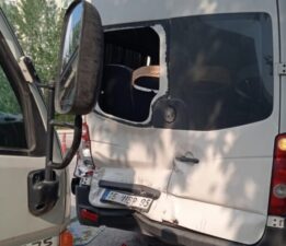 Yolcu indiren servise kamyonet çarptı: 4 yaralı