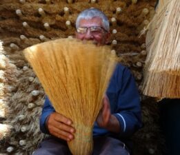 Çalı süpürgeleriyle, teknolojik robotlara kafa tutuyor