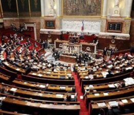 Fransa 15 yaş altı sosyal medya kullanımına veli izni tasarısını kabul etti