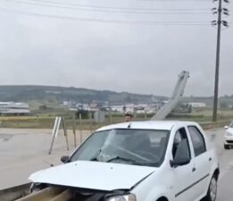 Bursa’da otomobil bariyerlere ok gibi saplandı