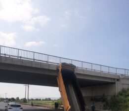 Damperi üst geçide çarpan kamyon şarampole uçtu!