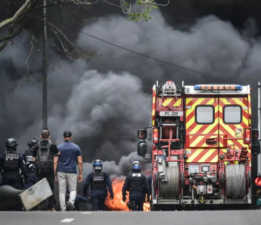 Ünlü mağazaları yağmaladılar, bankaları ateşe verdiler