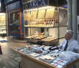 Gözleri görmeden tek başına 66 yıldır esnaflık yapıyor