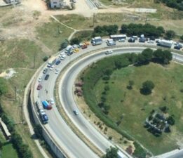 Otobanda kamyon devrildi!