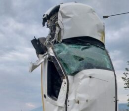 Direğe çarpan hafif ticari araç şaha kalktı