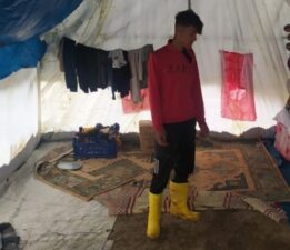 Mevsimlik işçilerin çadırlarını su bastı