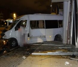 Servis minibüsü restorana girdi! 1 ölü, 4 yaralı