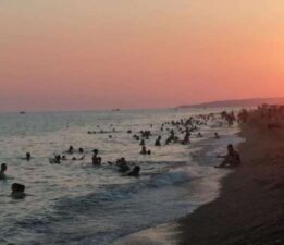 Antalya kavruluyor, denize girmek isteyen güneşin batmasını bekliyor