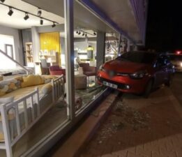 Direksiyonda sızdı, otomobiliyle dükkana daldı!