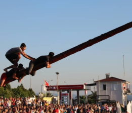 Geleneksel yağlı direk yarışları yasaklandı!