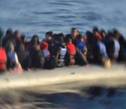 Foça açıklarında 19 düzensiz göçmen yakalandı