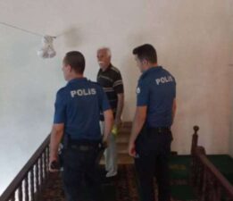 Camide namaz kılarken telefonu çalındı