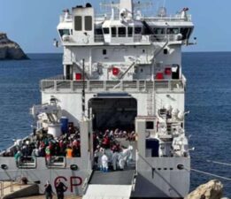 Göçmen tekneleri battı: 2 kişi öldü, 57 kişi kurtarıldı