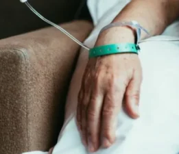 Yüzde 80 engelli kanser hastasına darbe! emekli maaşını kestiler…