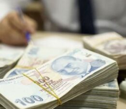 Memurlar için masaya oturuluyor