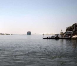 Süveyş Kanalı’nda petrol tankeri ile çarpışan römorkör battı