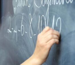 Depremden ağır etkilenen illerdeki öğretmenlere mazerete bağlı tayin hakkı