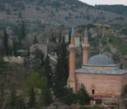 YİĞİT DÜŞTÜĞÜ YERDEN KALKAR.