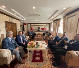 HER MİNAREYE BİR BAYRAK, HER MİNAREYE BİR SANCAK!