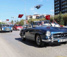 Klasik otomobiller kız çocukları için yollarda!