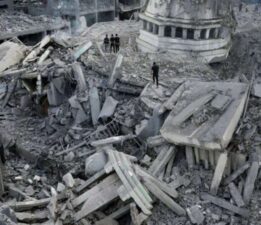 İsrail, Gazze’de bir camiyi daha bombaladı