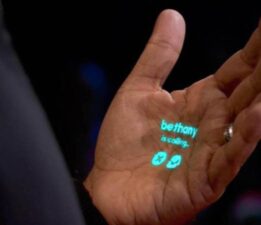 Ekranı olmayan akıllı telefon resmi olarak tanıtıldı!