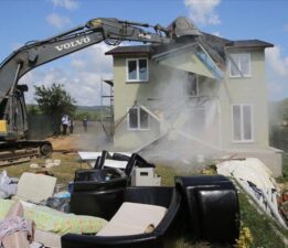 Ruhsatsız yapıların tamamını yıkmak, sosyal anlamda çalkantıya sebebiyet verecek!