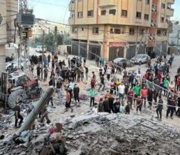 Gazze’de okul bombalandı