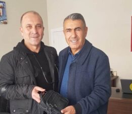 Cami tuvaletinde buldu: Altın ve para dolu çantayı teslim etti