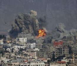 İsrail Gazze’de iki okulu vurdu: Çok sayıda ölü ve yaralı var