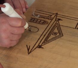 SEVİMLİ SANAT, AHŞAP YAKMA SANATINDA EMİN ADIMLARLA İLERLİYOR.