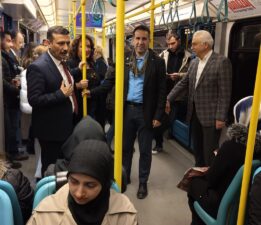 Vagonların birinden inip diğerine binerek propaganda yaptı.